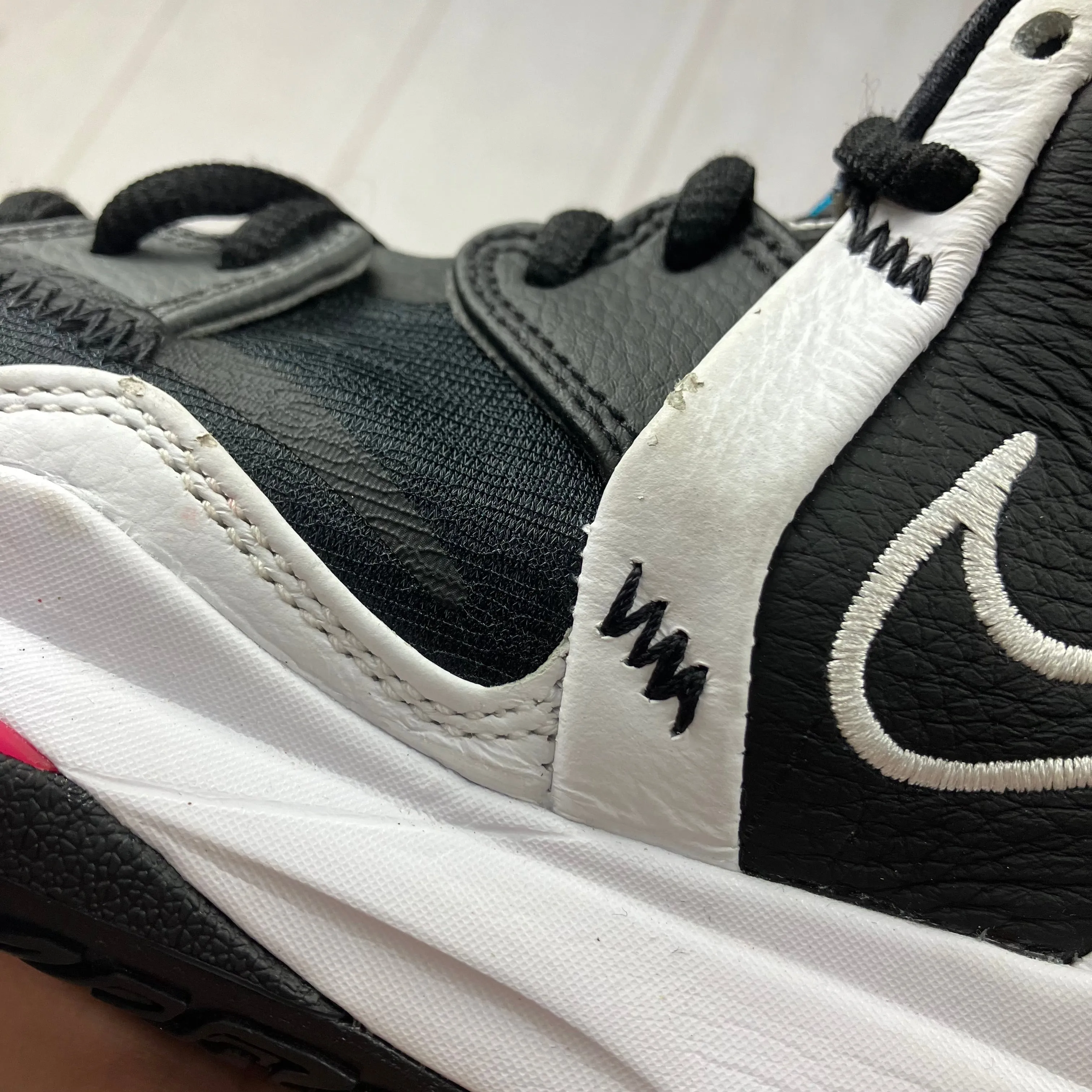 Black & White Shoes Athletic By Nike, Size: 5.5