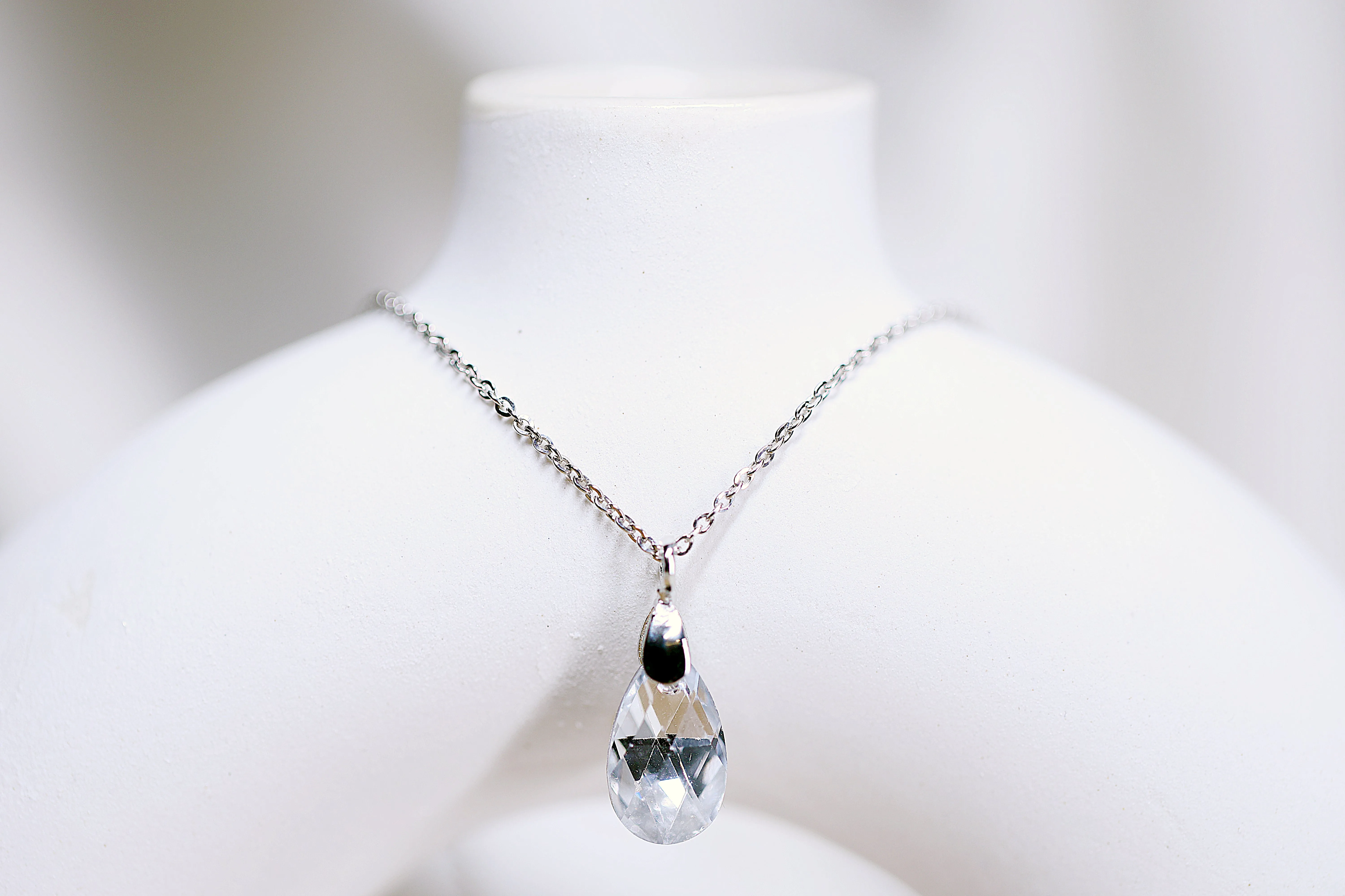 Crystal teardrop pendant necklace