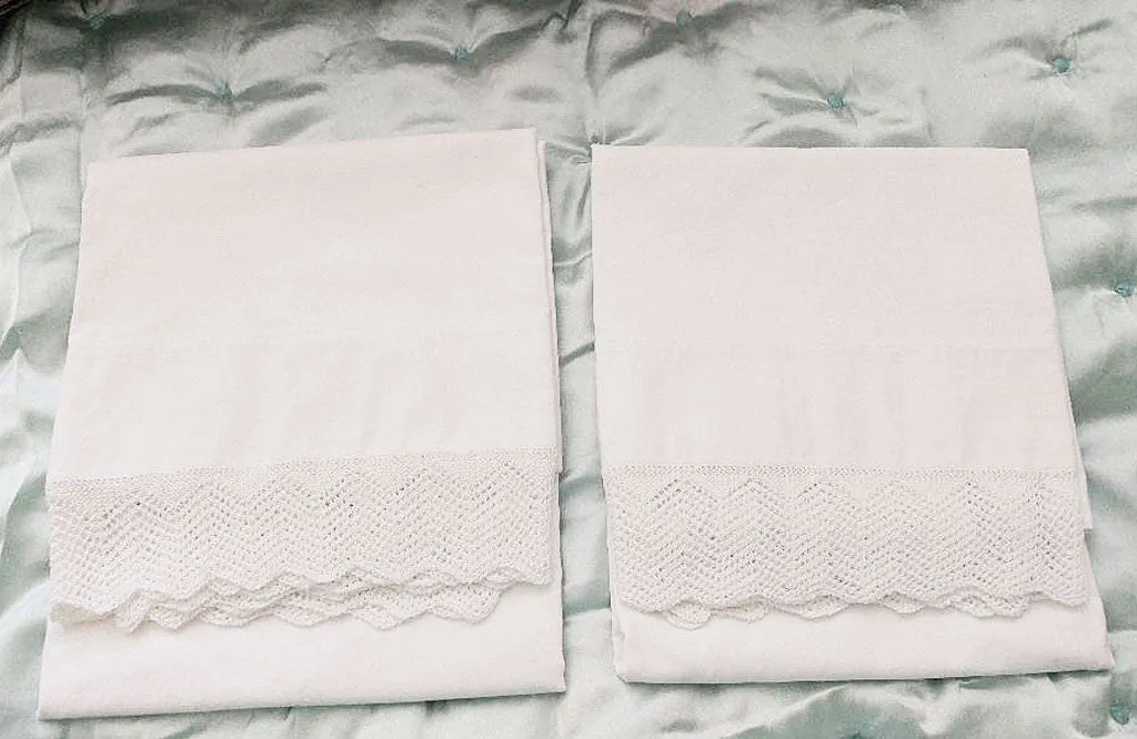 *EXQUISITE VINTAGE HEIRLOOM CROCHETED BY HAND LACE CHEVRONS TRIMMED PILLOW CASES - 1 PAIR