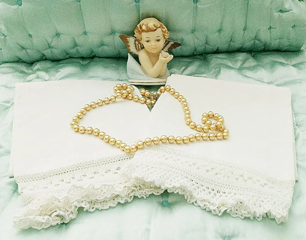 *EXQUISITE VINTAGE HEIRLOOM CROCHETED BY HAND VERY DELICATE & LACEY RUFFLE PILLOW CASES - 1 PAIR