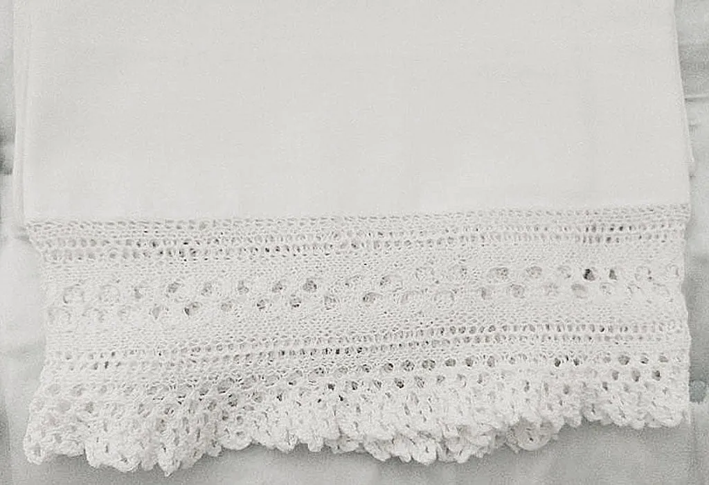 *EXQUISITE VINTAGE HEIRLOOM CROCHETED BY HAND VERY DELICATE & LACEY RUFFLE PILLOW CASES - 1 PAIR