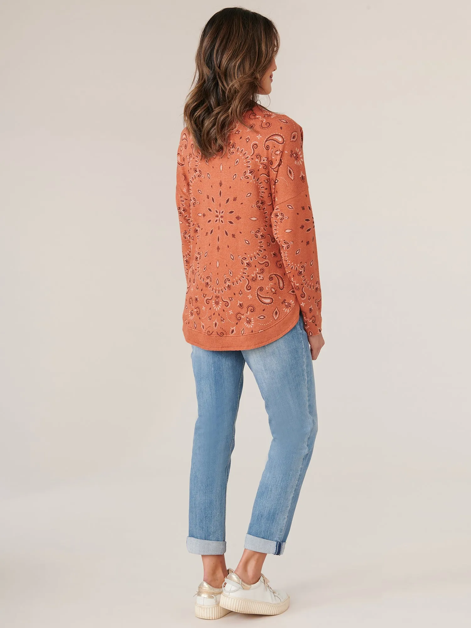 Long Sleeve Boatneck Rounded Shirtail Hem Printed Knit Top