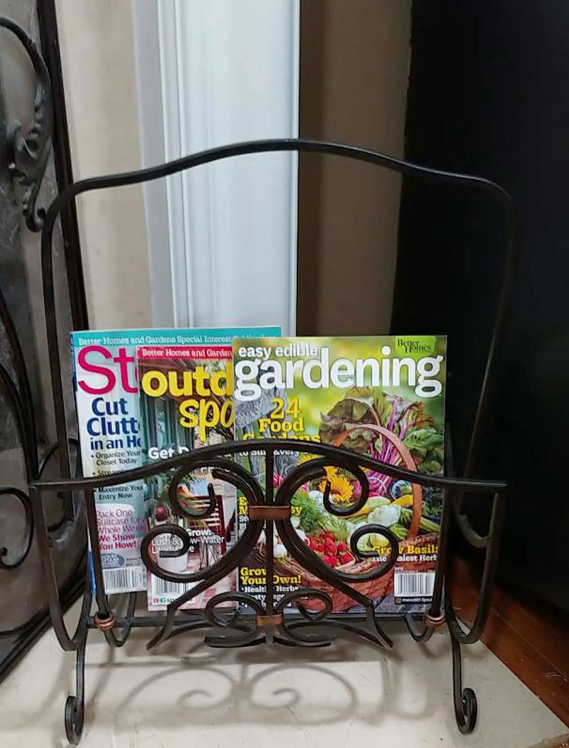 *VINTAGE '70S / '80S ELEGANTLY DESIGNED WROUGHT IRON MAGAZINE RACK FOR NEWSPAPERS, MAGAZINES, FIRE LOGS, BOOKS