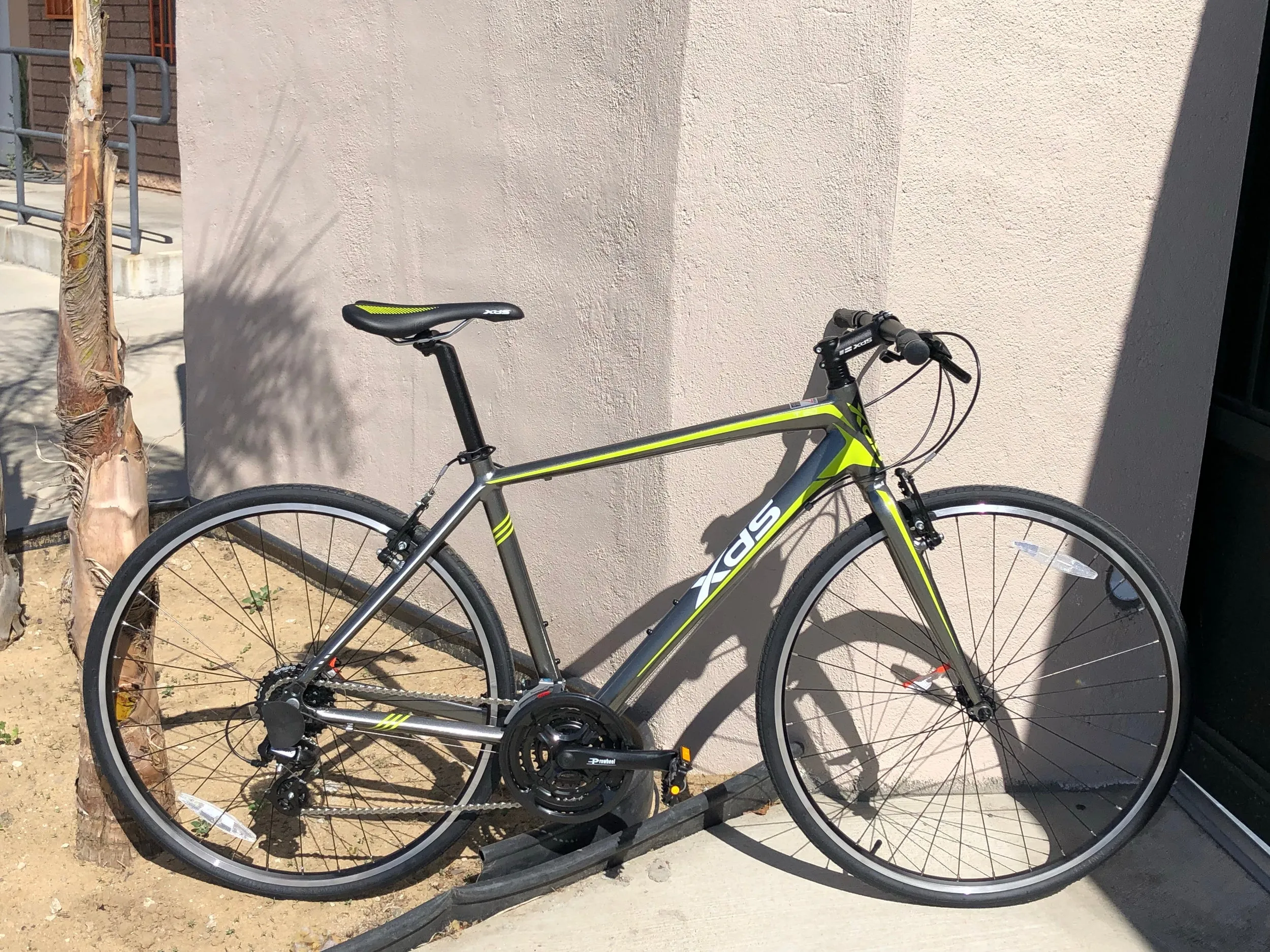 XDS T150  24sp 700C Hybrid City Commuter Bike // Pavement